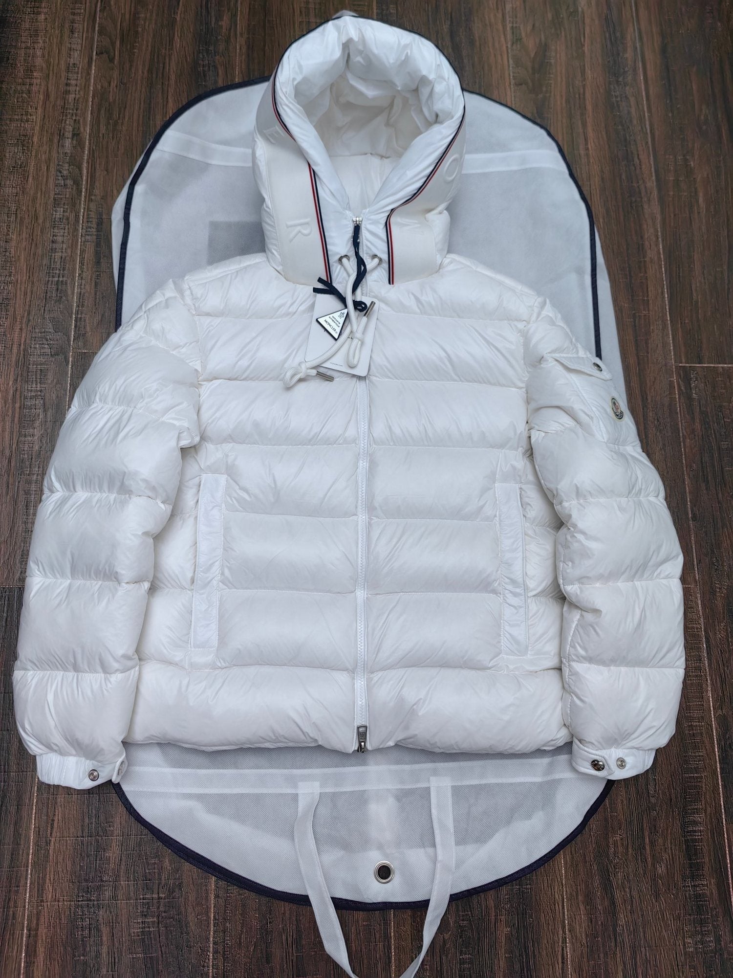 Moncler Hooded Contrast-Trim Short Puffer Coat