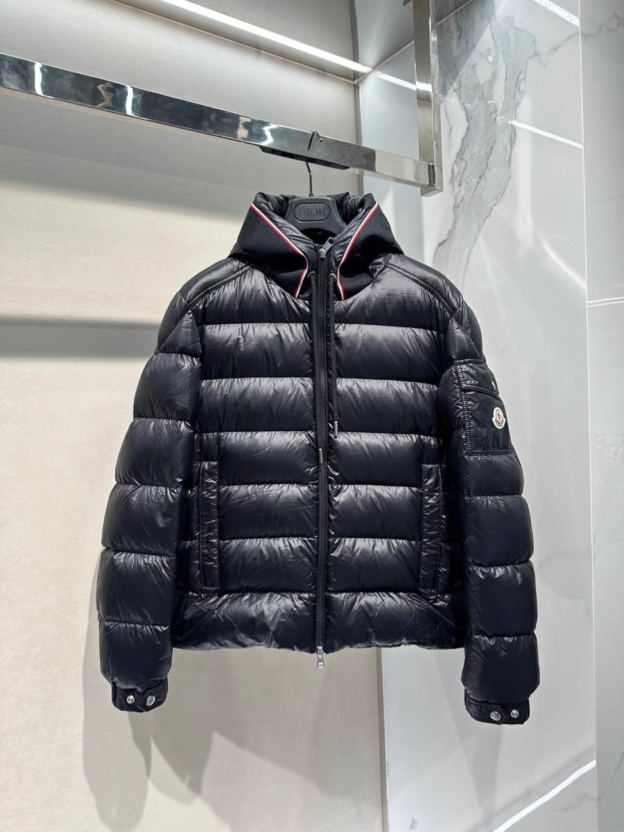 Moncler Hooded Contrast-Trim Short Puffer Coat
