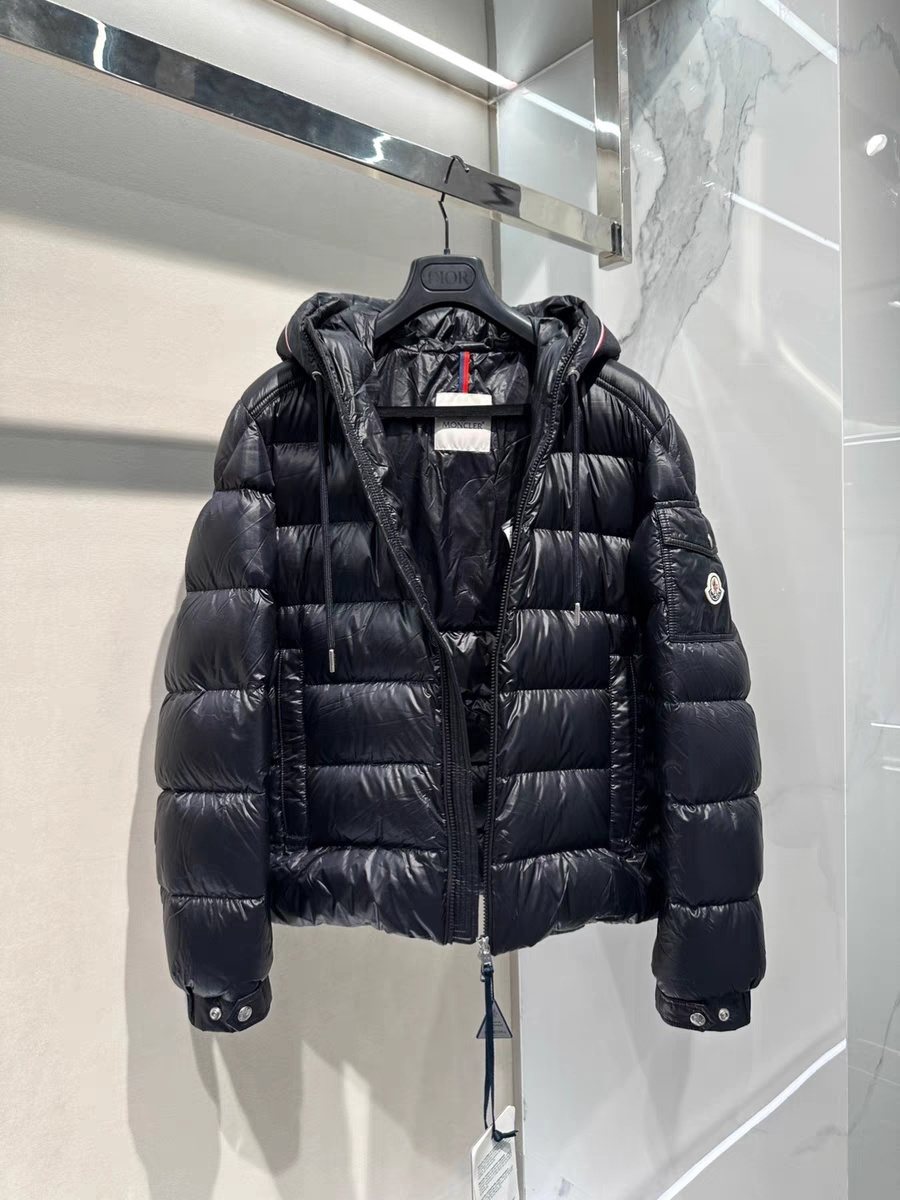 Moncler Hooded Contrast-Trim Short Puffer Coat