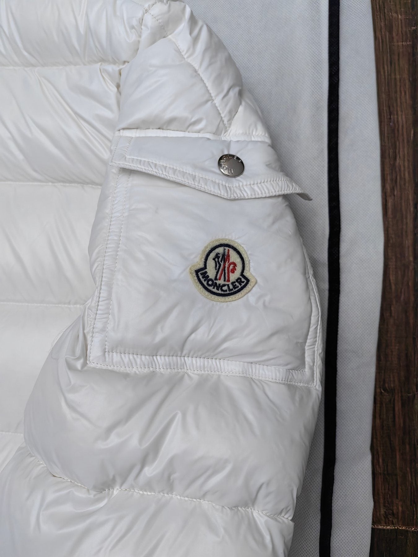 Moncler Hooded Contrast-Trim Short Puffer Coat