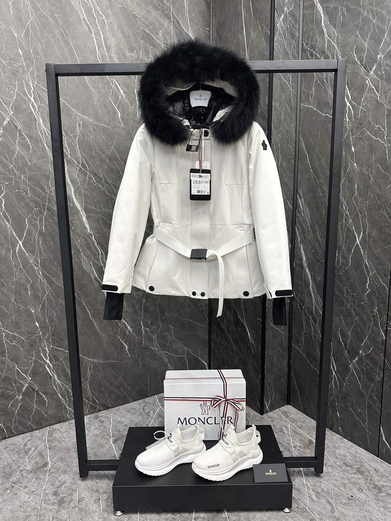 Moncler Women's Belted Fur-Trim Hood Short Down Ski Coat