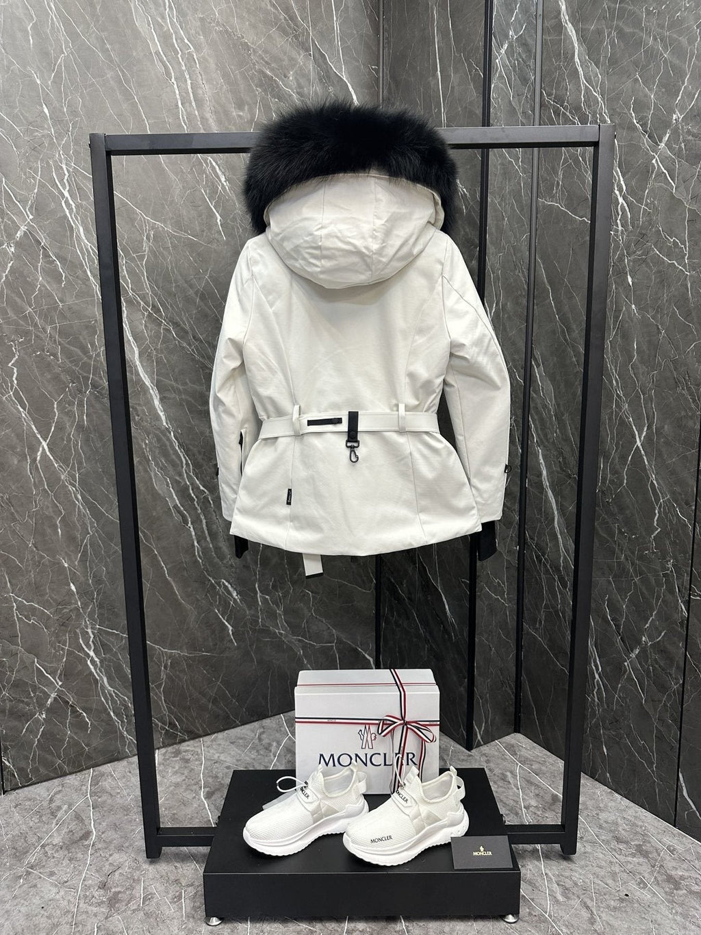 Moncler Women's Belted Fur-Trim Hood Short Down Ski Coat