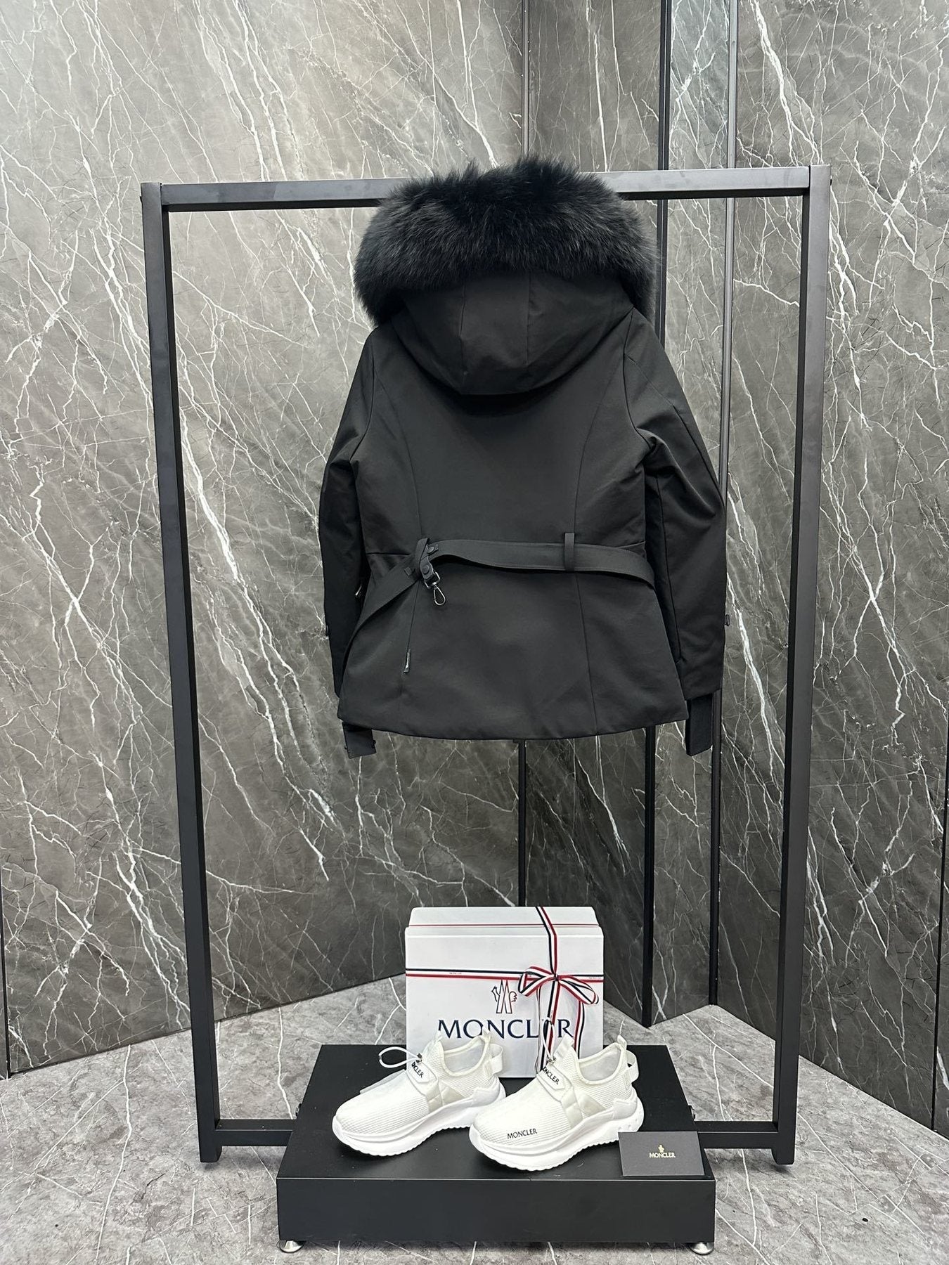 Moncler Women's Belted Fur-Trim Hood Short Down Ski Coat
