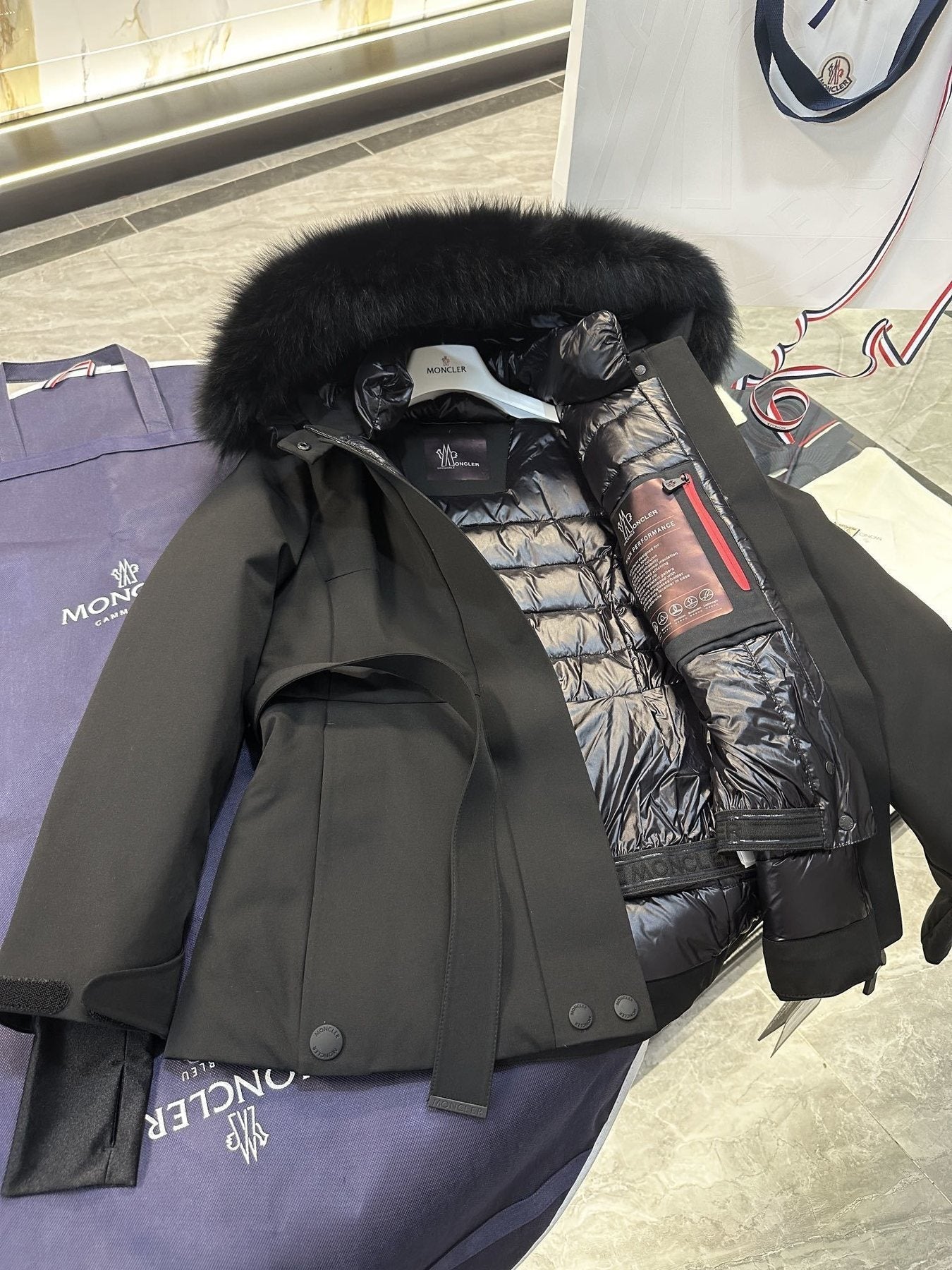 Moncler Women's Belted Fur-Trim Hood Short Down Ski Coat