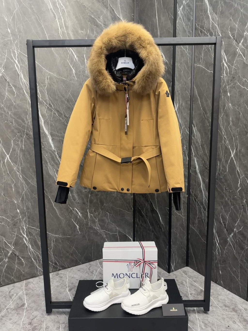 Moncler Women's Belted Fur-Trim Hood Short Down Ski Coat