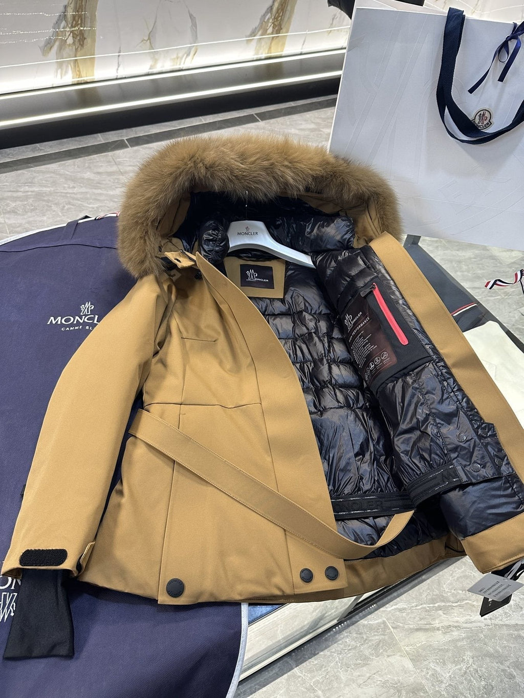 Moncler Women's Belted Fur-Trim Hood Short Down Ski Coat