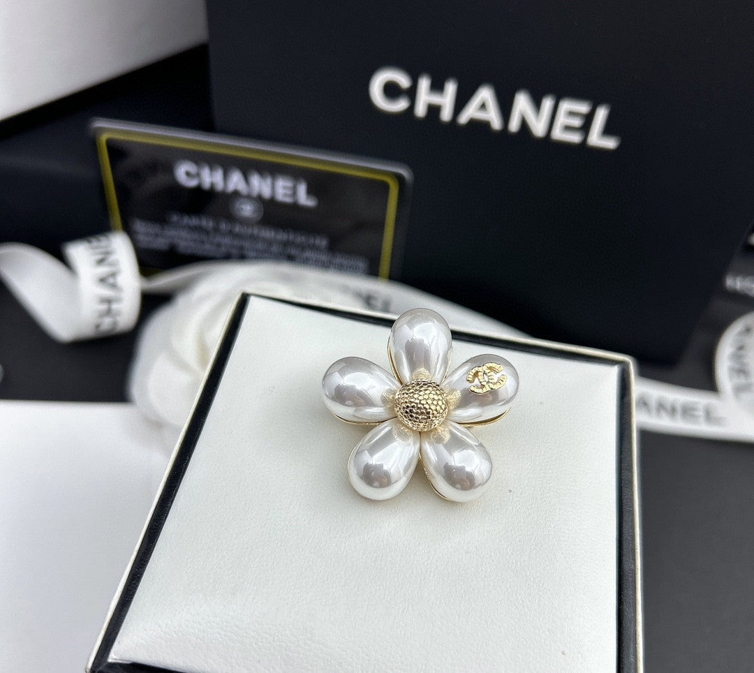 18K Chanel Pearls Brooch Yellow Gold-Colour Hardware