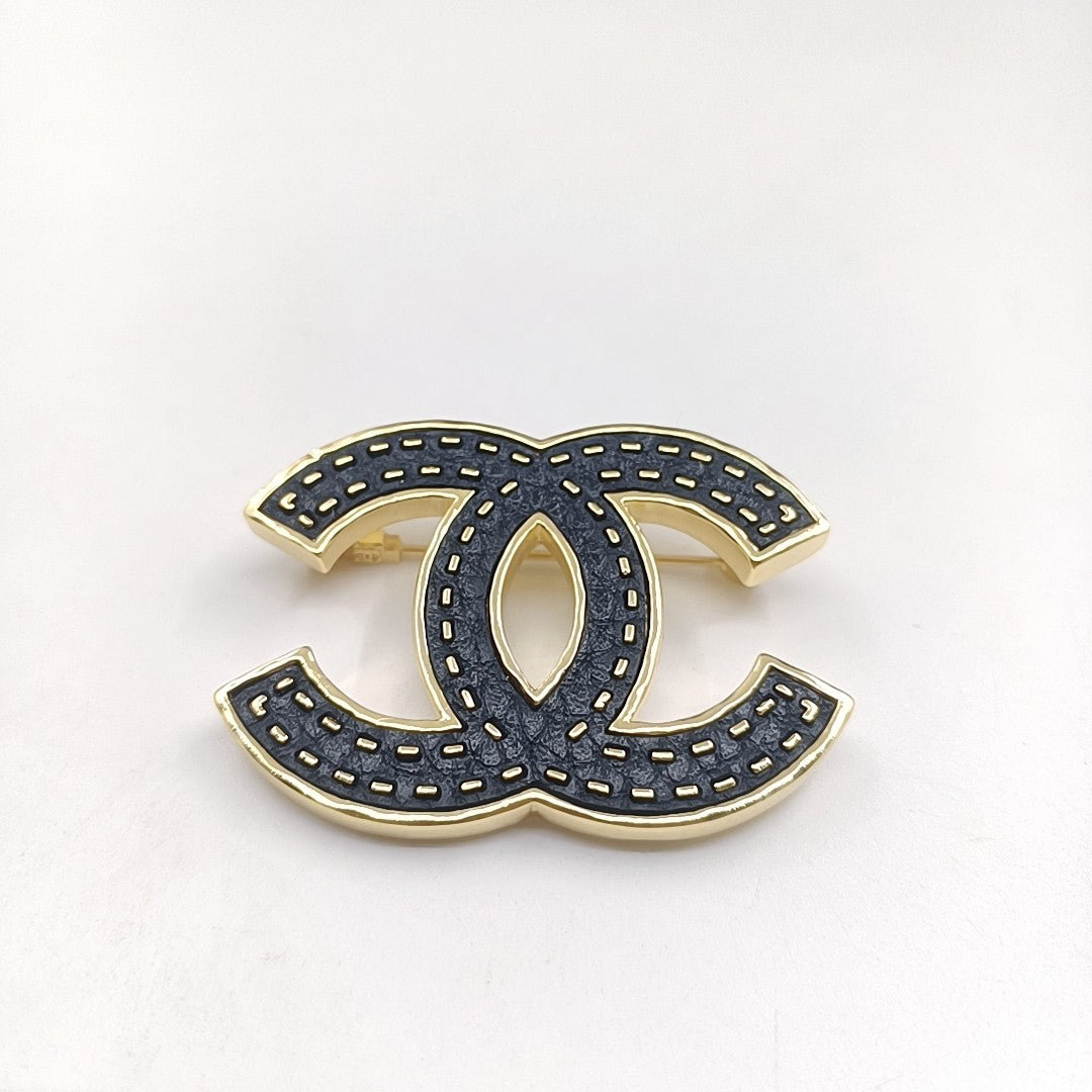 18K Chanel Black Brooch Yellow Gold-Colour Hardware Black Resin