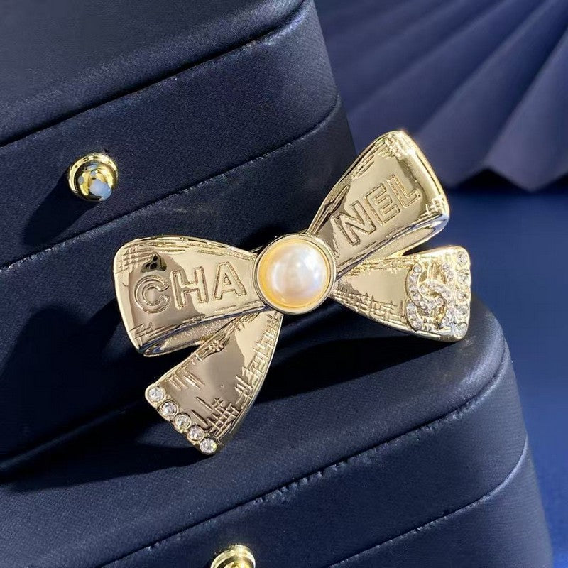 18K Chanel Bow Tie Gold Brooch Yellow Gold-Colour Hardware