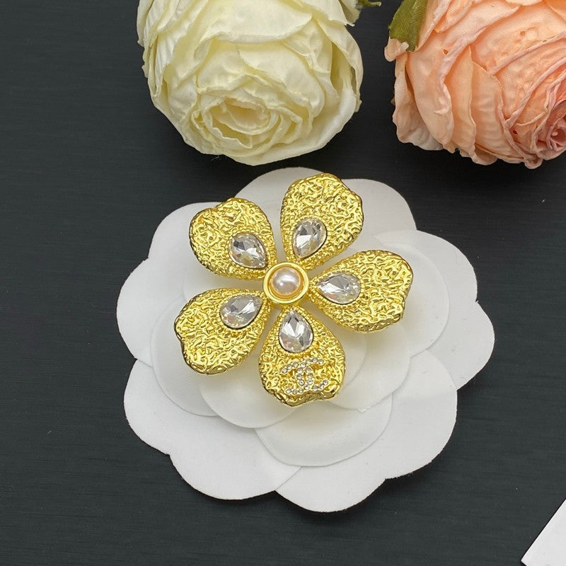 18K Chanel Pearl Gold Brooch Yellow Gold-Colour Hardware