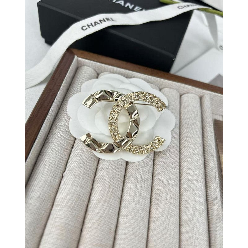 18K Chanel Gold Brooch Yellow Gold-Colour Hardware