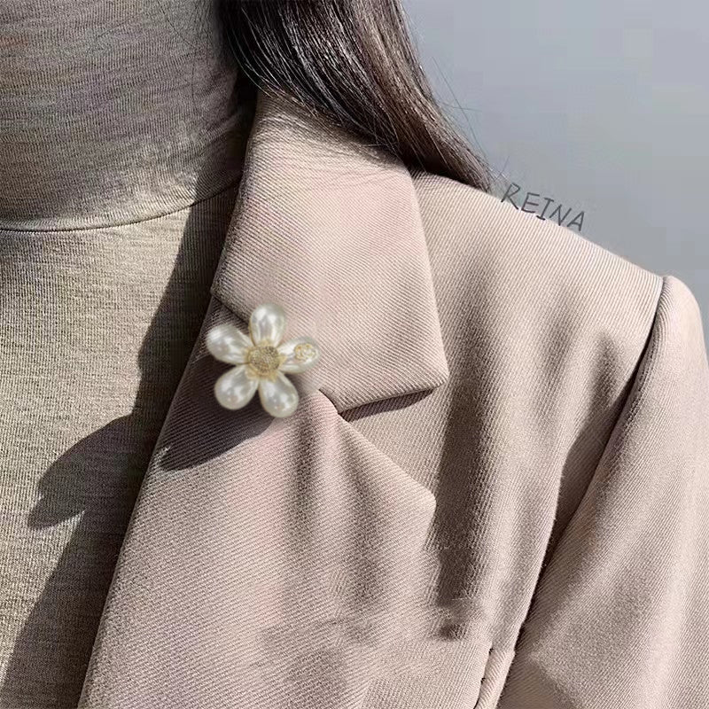 18K Chanel Pearls Brooch Yellow Gold-Colour Hardware
