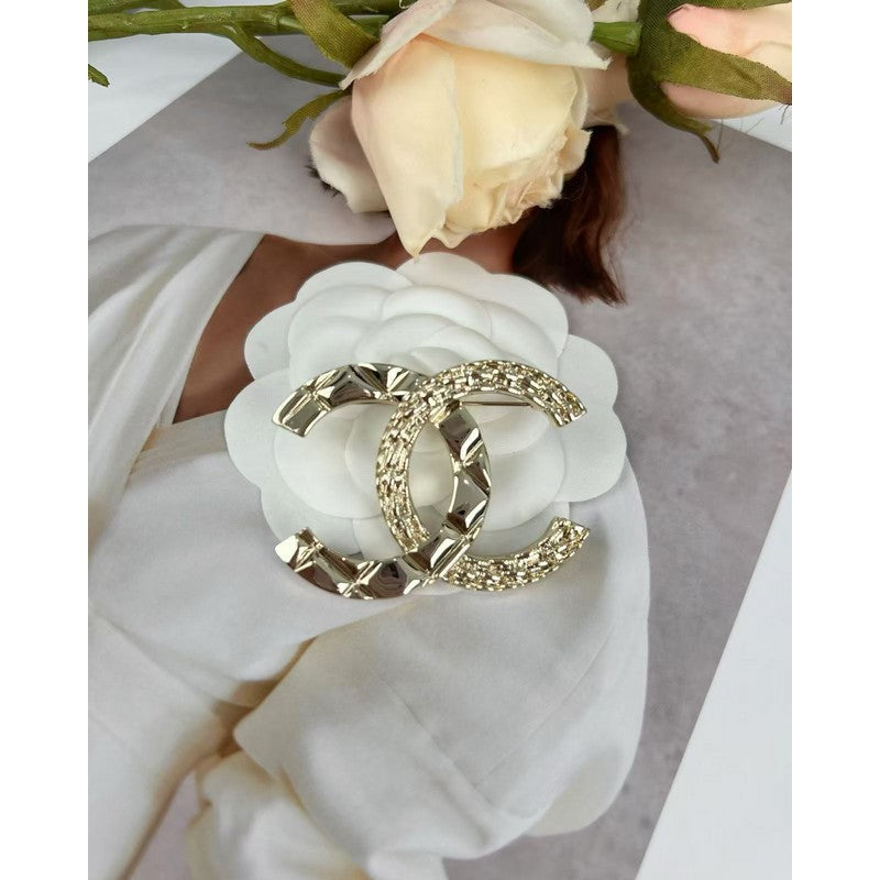 18K Chanel Gold Brooch Yellow Gold-Colour Hardware