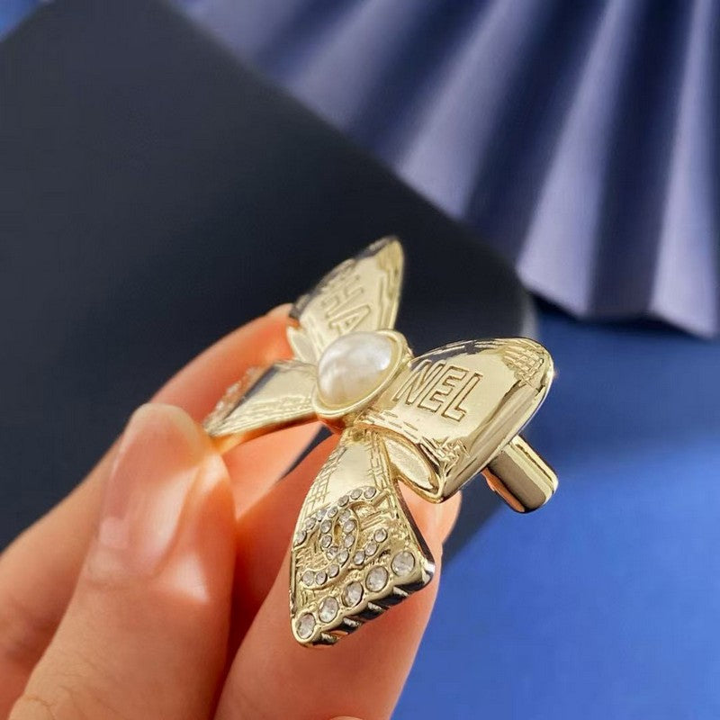 18K Chanel Bow Tie Gold Brooch Yellow Gold-Colour Hardware