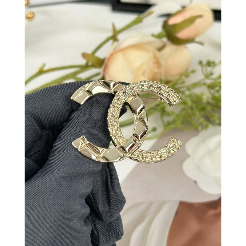 18K Chanel Gold Brooch Yellow Gold-Colour Hardware