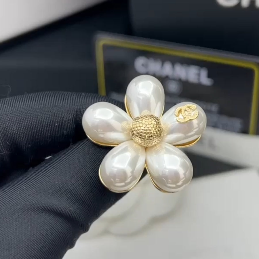 18K Chanel Pearls Brooch Yellow Gold-Colour Hardware