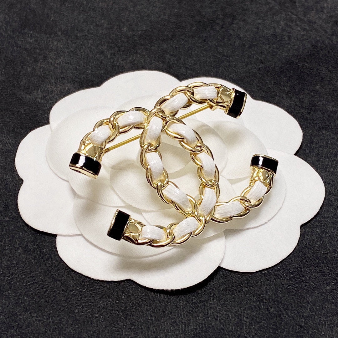 18K Chanel Pearl Brooch Yellow Gold-Colour Hardware