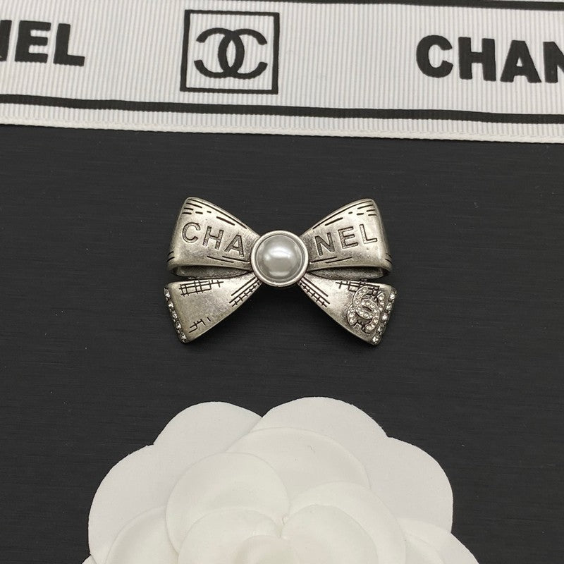 18K Chanel Bow Tie Pearl Gold Brooch Yellow White Gold Hardware