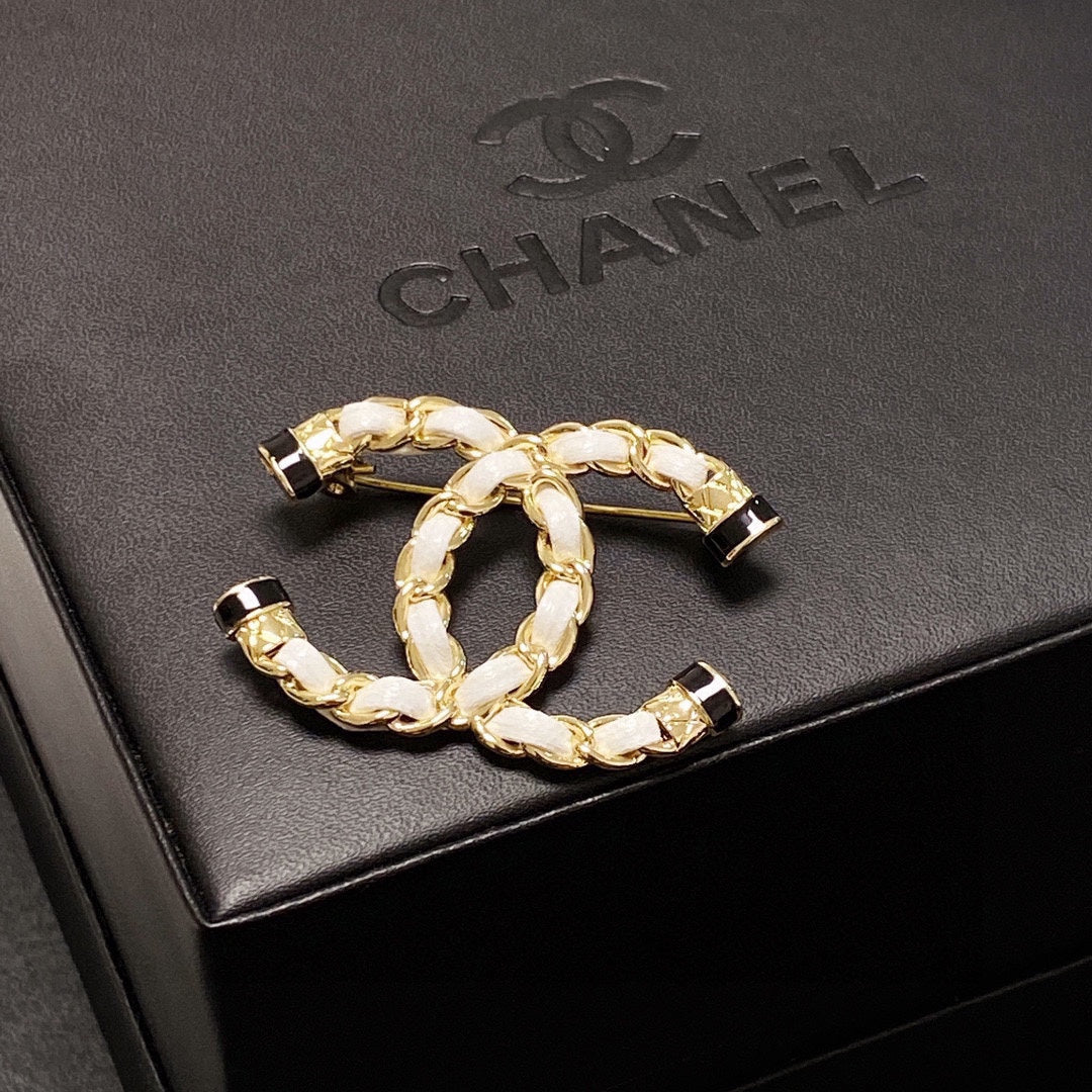 18K Chanel Pearl Brooch Yellow Gold-Colour Hardware