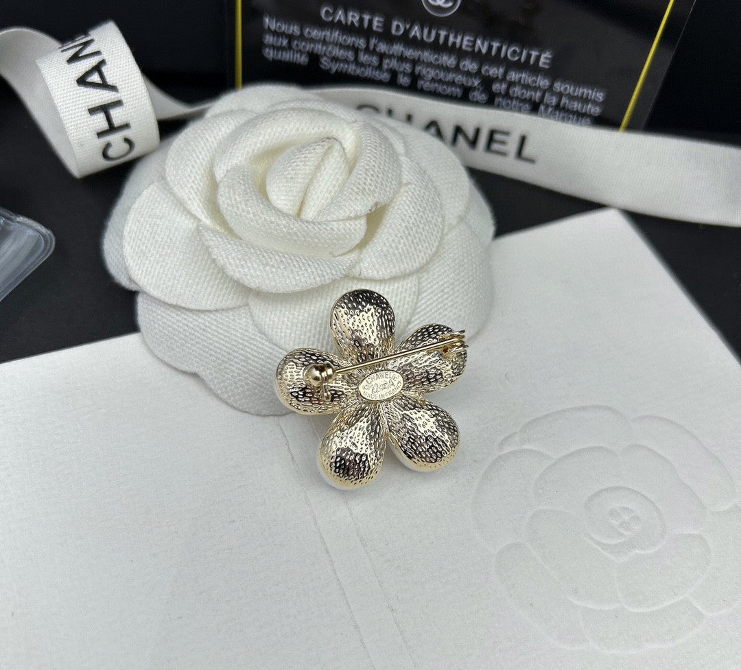 18K Chanel Pearls Brooch Yellow Gold-Colour Hardware