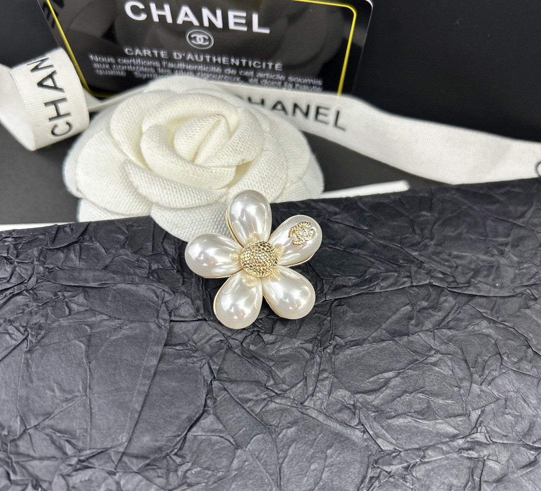 18K Chanel Pearls Brooch Yellow Gold-Colour Hardware