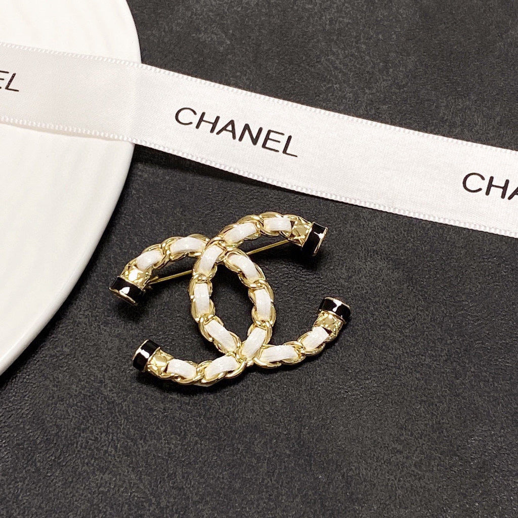 18K Chanel Pearl Brooch Yellow Gold-Colour Hardware