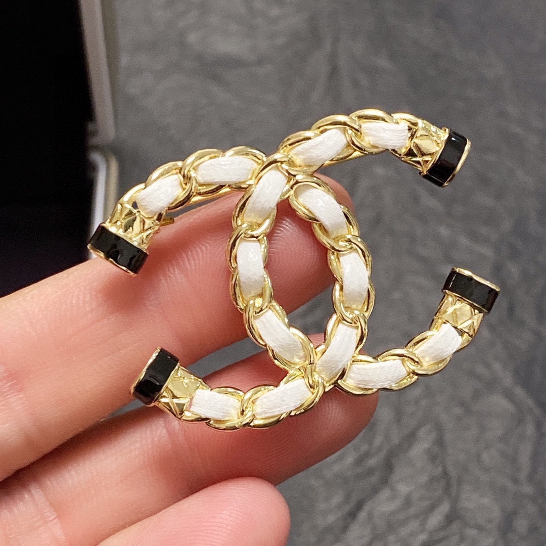 18K Chanel Pearl Brooch Yellow Gold-Colour Hardware