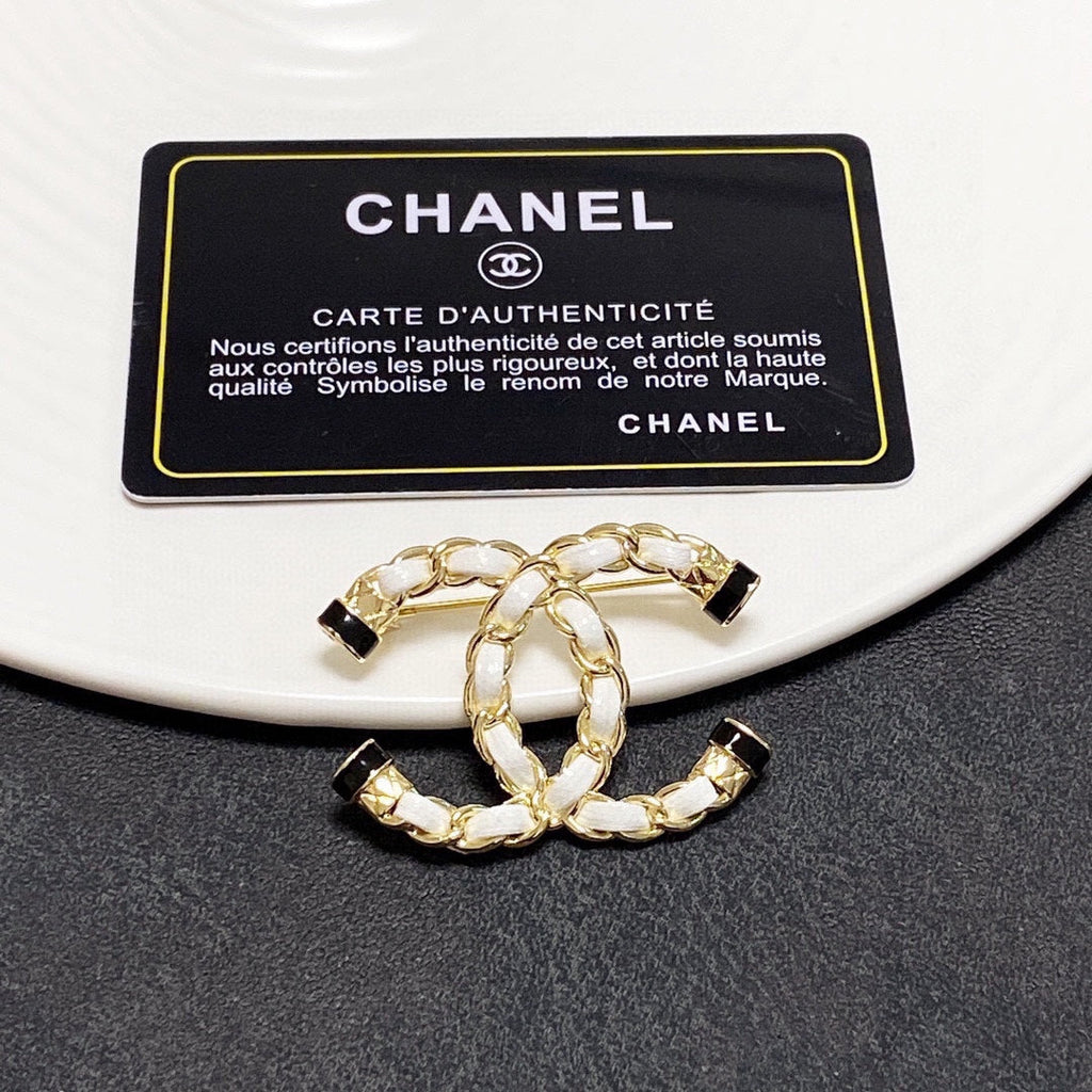 18K Chanel Pearl Brooch Yellow Gold-Colour Hardware