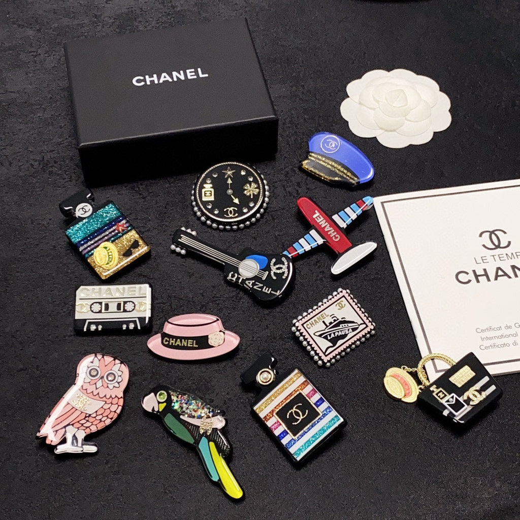 18K Chanel Bag Brooch Yellow Gold-Colour Hardware