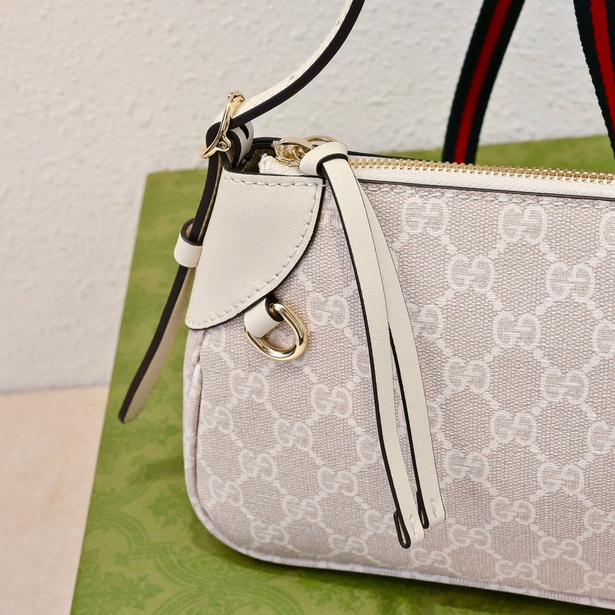 Gucci Emblem Small Zipped Tote Bag ¨C 815218