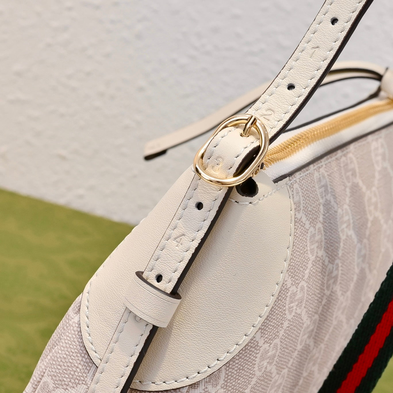 Gucci Emblem Small Zipped Tote Bag ¨C 815218