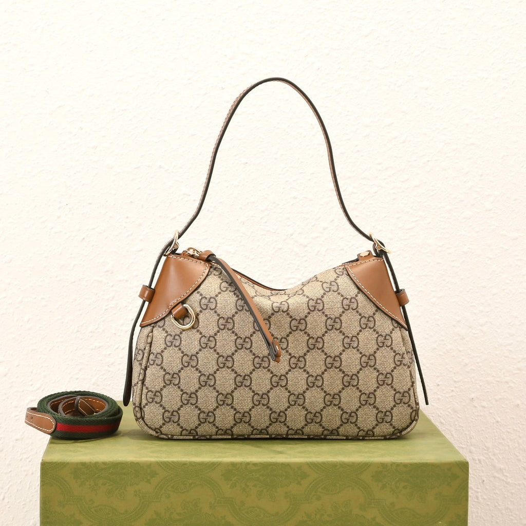 Gucci Emblem Small Zipped Tote Bag ¨C 815218