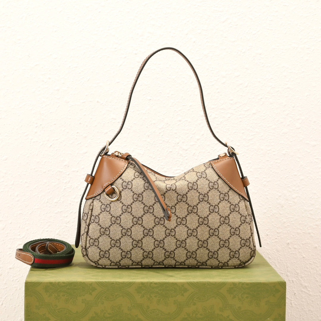 Gucci Emblem Small Zipped Tote Bag ¨C 815218