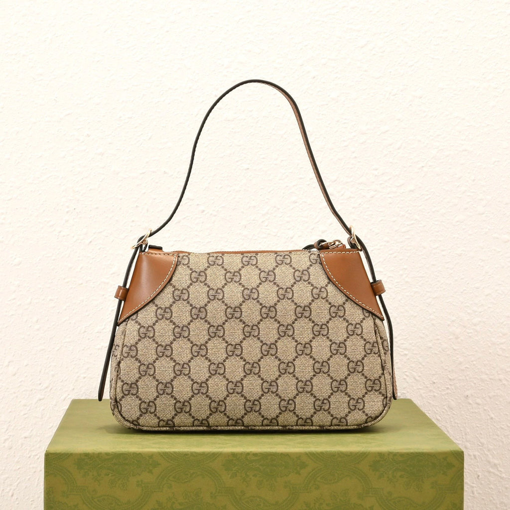 Gucci Emblem Small Zipped Tote Bag ¨C 815218