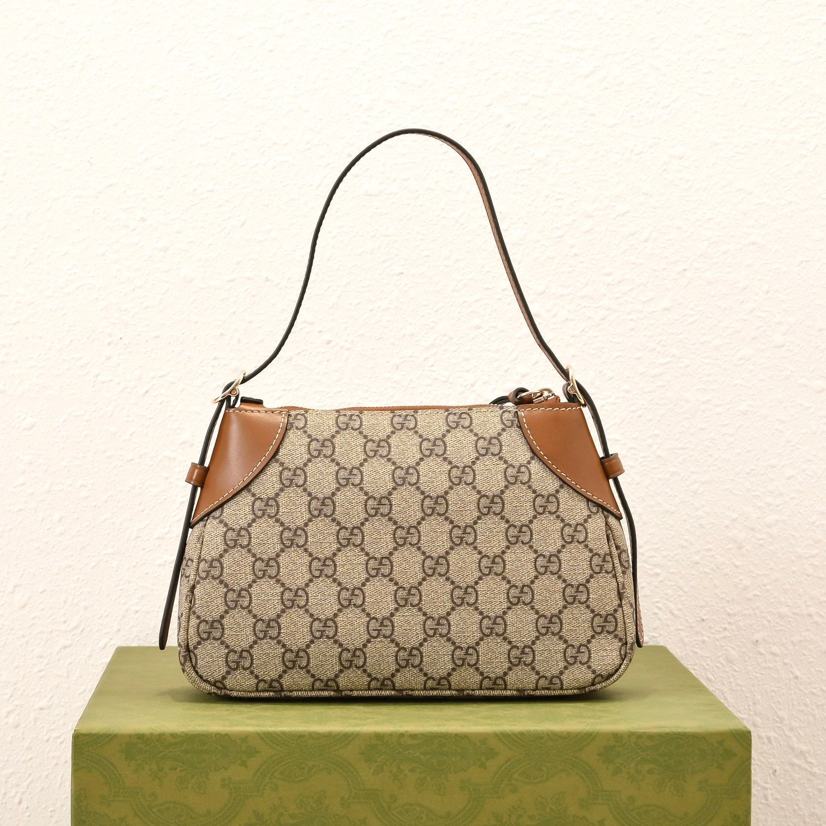 Gucci Emblem Small Zipped Tote Bag ¨C 815218