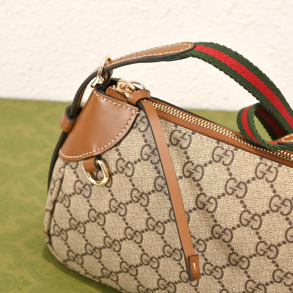 Gucci Emblem Small Zipped Tote Bag ¨C 815218