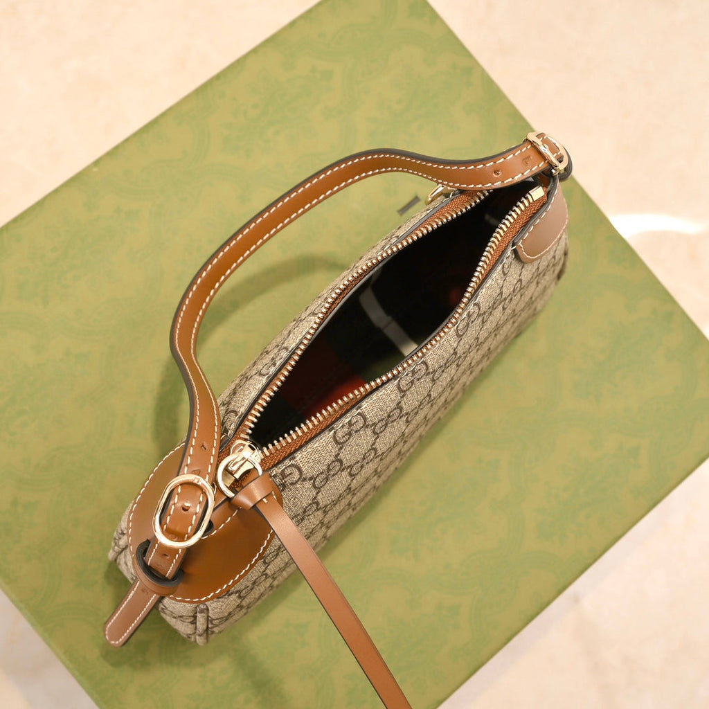 Gucci Emblem Small Zipped Tote Bag ¨C 815218